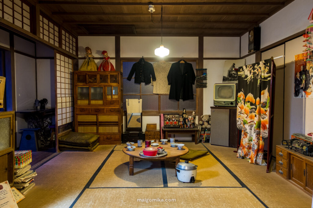 Interior of Showa no Yumechi 3 Chrome Hall with a typical set of a Japanese living room
