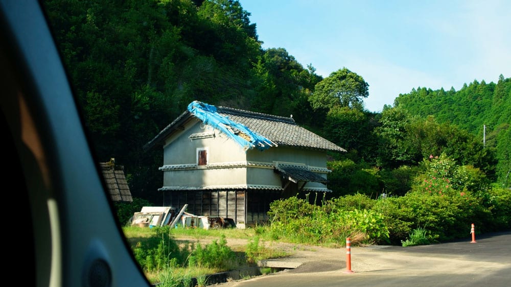 an old kura storehouse in japan, with broken roof tiles