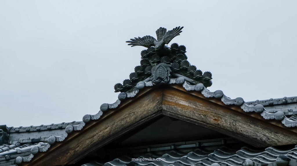 Japanese roofline with ceramic details of a turtle and bird