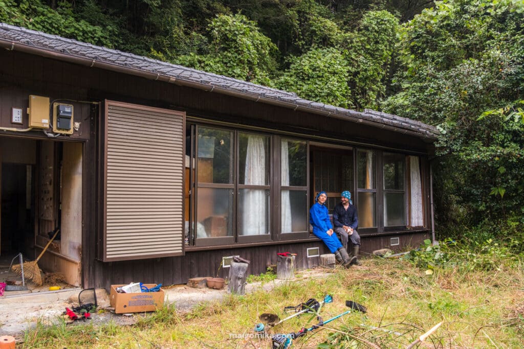 we-bought-a-house-in-japan-052 two people sitting on the edge of an engawa, of a traditional Japanese house