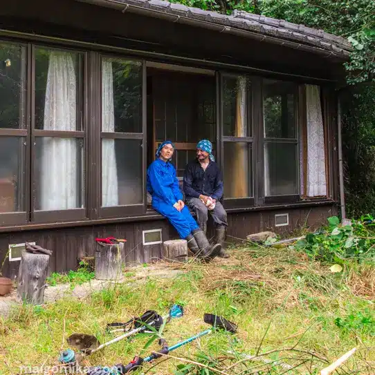 maigomika-house-003-square couple sitting on edge of their akiya home