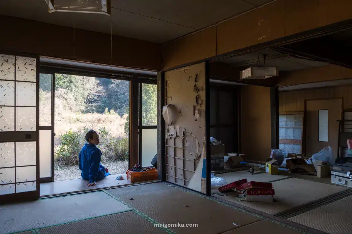 maigo mika in akiya house